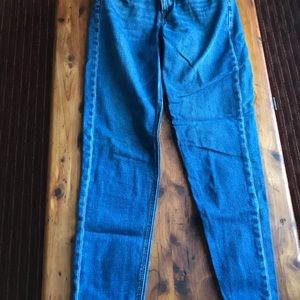 American Eagle mom jean siz 4 EXCELLENT condition